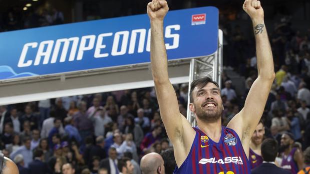 Oriola celebra el triunfo azulgrana en el WiZink Center