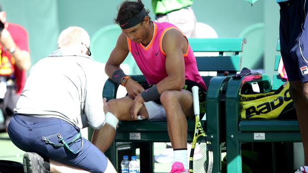 Nadal, atendido durante su duelo ante Khachanov en Indian Wells