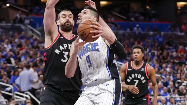 Marc Gasol trata de frenar un ataque de los Magic