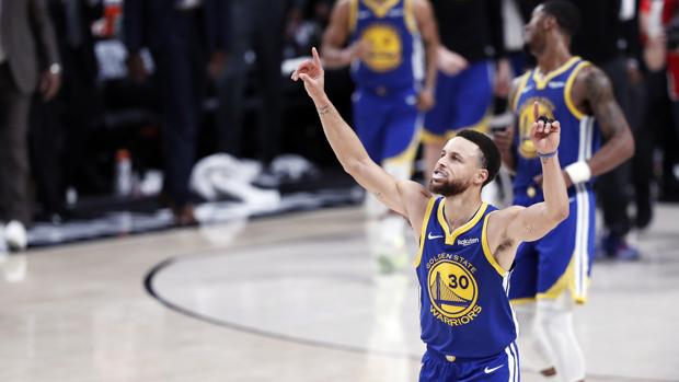 Curry guió a los Warriors