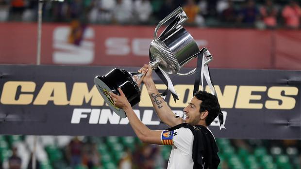 Pareja con la Copa del Rey ganada por el Valencia
