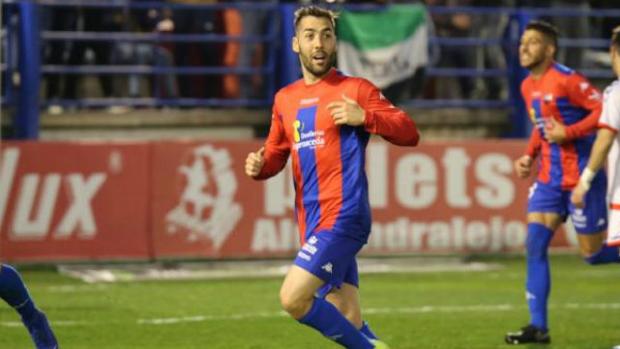 Alberto Perea en un partido con el Extremadura