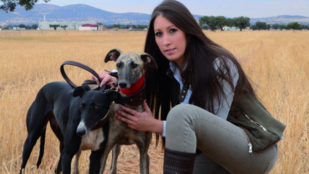 Patricia Sierra, con dos de sus galgos
