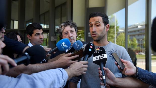 Íñigo López atiende a los medios tras su puesta en libertad tras su detención