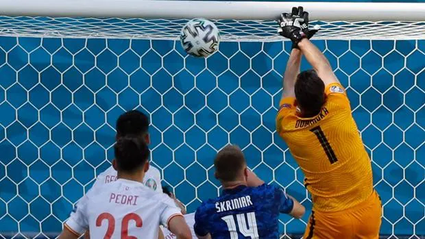 El incomprensible regalo del portero de Eslovaquia en el primer gol de España