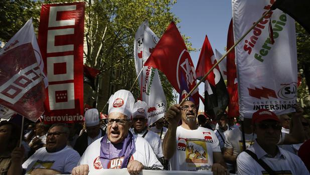 rabajadores de Ferrovial Servicios, empresa que presta servicios de restauración a bordo, catering y logística de los trenes Ave y Larga Distancia de Renfe, durante la manifestación celebrada este miércoles