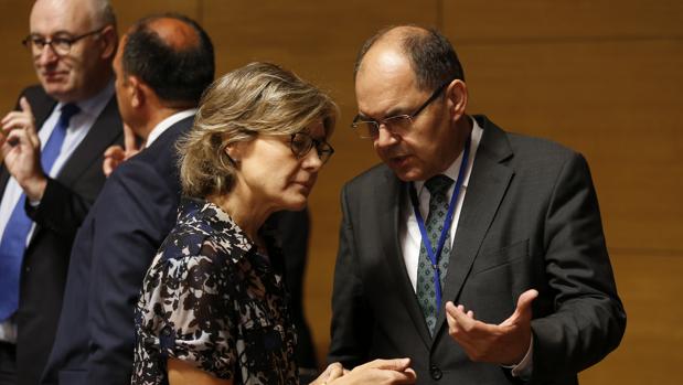 La ministra de Agricultura, Isabel García Tejerina, junto a su homólogo alemán, Christian Schmidt