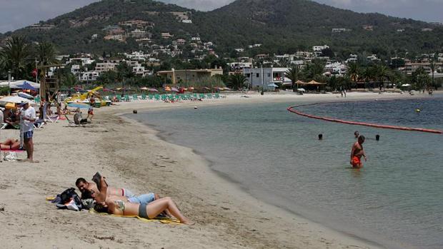 Turistas en una playa de Baleares