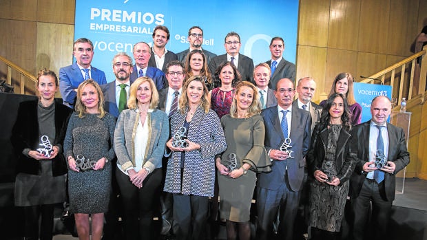 En primera fila: Carolina Álvarez-Ossorio (Ecoalf), Mª del Mar Fuertes (El Pozo), Cristina Martín Conejero (Dtra. gral. digital Vocento), Fabricia Abreu (Iberdrola), Mª Helena Antolín (Grupo Antolín), José Luis González-Besada (El Corte Inglés), Cristina García Hipólito (Fundación DKV Integralia), Iñaki Garay (Renfe). Detrás: Iñaki Arechabaleta (Dtor. gral. de negocio Vocento); José Antonio León (Grupo PSA), José María Gay de Liébana, Jesús Echevarría (Inditex), Sonia Pascual (Calidad Pascual), Blanca Montero (Banco Sabadell), Lorenzo Cooklin (Mutua Madrileña), Juan Francisco Polo (Ferrovial), Arantxa Ezpeleta (Acciona). En la última fila: Juan Urdiales (Job&Talent), Rafael Martínez de Vega (Dtor. gral. comercial Vocento), Óscar Campillo (Dtor. gral. de Comunicación y RRII Vocento) y Juan Emilio Maíllo (Telefónica)