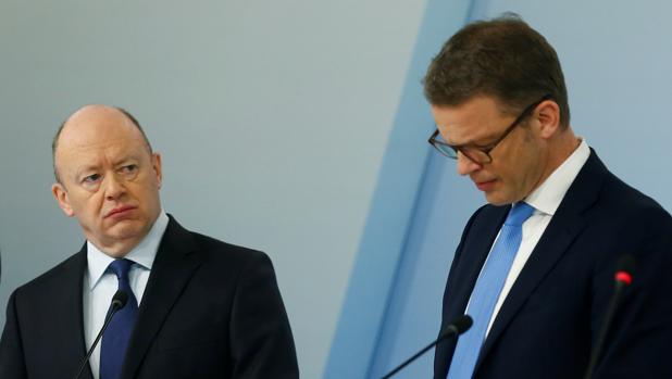 John Cryan (izquierda) ha sido cesado y le sustituirá Christian Sewing (d)