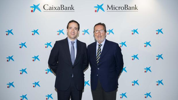 El consejero delegado de Caixabank, Gonzalo Gortázar, y el presidente de Microbank, Antoni Vila