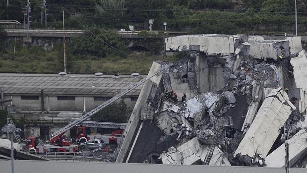 Restos del puente hundido de Génova
