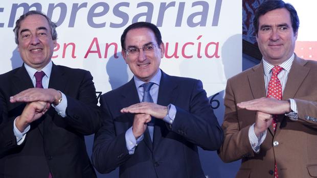 Juan Rosell, Javier González de Lara y Antonio Garamendi durante un acto celebrado en Antequera