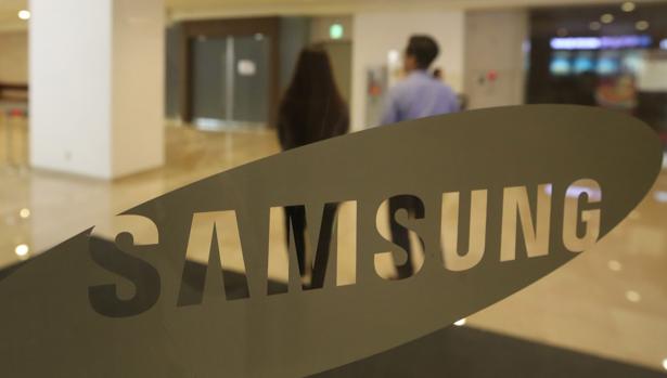 Personas pasan por delante del logotipo de Samsung Electronics en su sede en el sur de Seúl