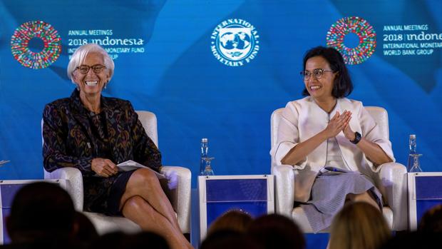 La ministra de Finanzas indonesia, Sri Mulyani Indrawati (dcha), y la directora gerente del Fondo Monetario Internacional (FMI), Christine Lagarde