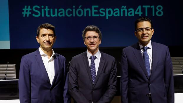 De izda a dcha: Rafael Doménech, responsable de Análisis Macroeconómico de BBVA Research, Jorge Sicilia (c), Economista Jefe del Grupo BBVA y el Director de BBVA Research, y Miguel Cardoso, Economista Jefe para España