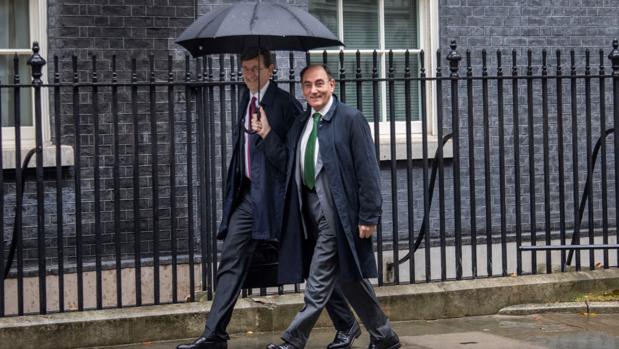 Vittorio Colao (CEO de Vodafone y vicepresidente de la ERT, e Ignacio Galán, presidente y CEO de Iberdrola, a su llegada al nº10 de Downing Street