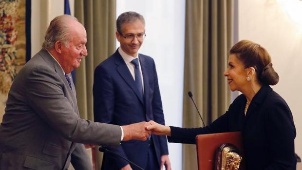 Don Juan Carlos entrega el premio a la economista cubana