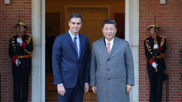 El presidente del Gobierno, Pedro Sánchez (izda), junto al jefe de Estado de China, Xi Jinping