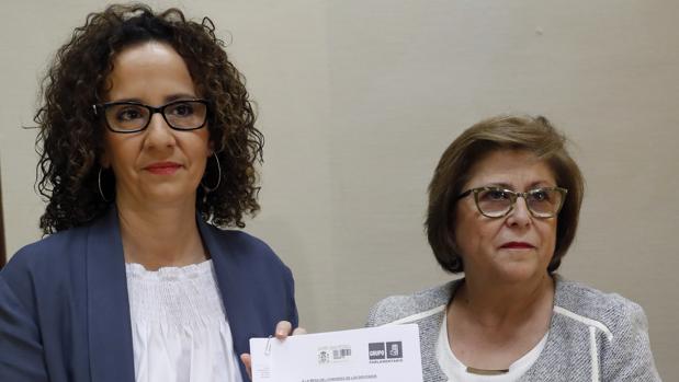 Pilar Lucio, a la izquierda, portavoz socialista de Energía en el Congreso