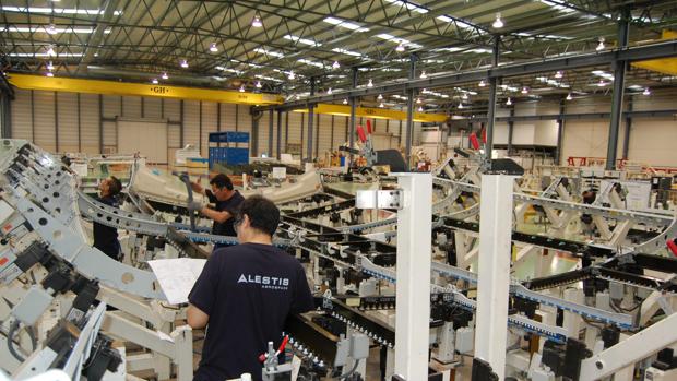 Son dos empleados trabajando en Puerto Real en una Belly Fairing del A350 XWB.