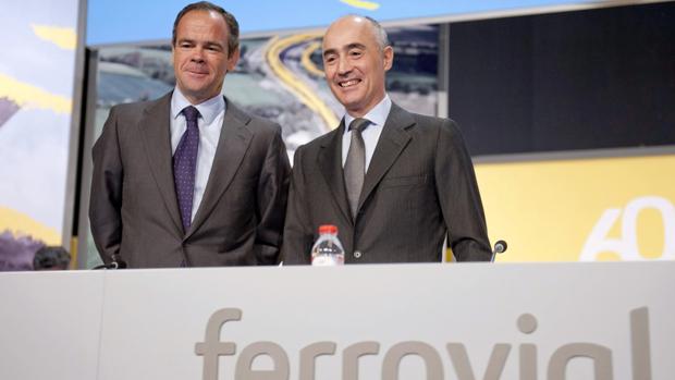 El presidente de Ferrovial, Rafael Del Pino (d), y el consejero delegado, Íñigo de Meirás