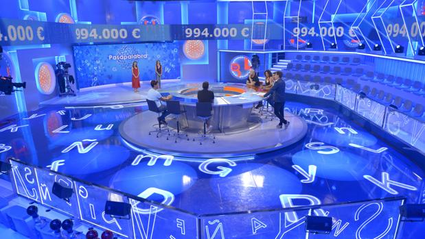 Los premios que reparte Loterías y Apuestas del Estado (Lotería Nacional, Bonoloto, Euromillones, Quiniela, etc), los sorteos organizados por la Cruz Roja Española o la ONCE, se encuentran exentos de tributar en el IRPF