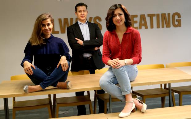 Susana Voces (izq.), vicepresidenta global de Restaurantes; Gustavo García (centro), director general de Deliveroo España; e Inés Ures (dcha.), directora global de Marketing, antes de la entrevista con ABC