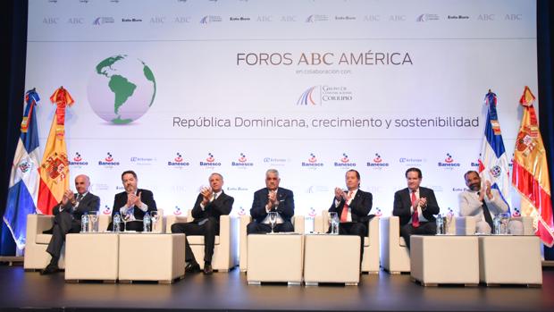 De izquierda a derecha, Alejando Abellán, embajador de España en la República Dominicana; Bieito Rubido, director de ABC; José Ramón Peralta, ministro dominicano de la Presidencia; Miguel Vargas, ministro de Asuntos Exteriores; Juan Carlos Escotet, presidente de Banesco y Abanca; Manuel Corripio, vicepresidente del Grupo Corripio, y Olivo Rodríguez, embajador dominicano en España