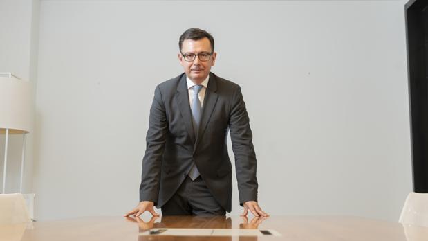 Román Escolano, exministro de Economía, posa para ABC en la sede en Madrid de Llorente & Cuenca