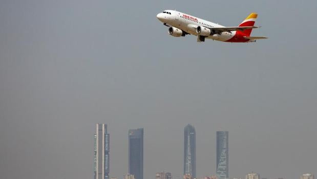 Avión de Iberia sobrevolando la ciudad de Madrid