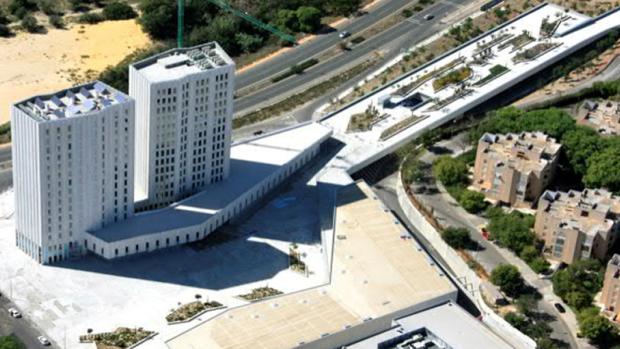 A la venta el complejo Aljarafe Center, que incluye un hotel, oficinas, locales y un parking junto a Metromar