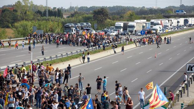Los transportistas se dejan 25 millones al dÃa por las revueltas de Cataluña