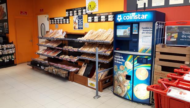 La máquina que convierte la calderilla en «dinero de verdad» o en vales para el supermercado