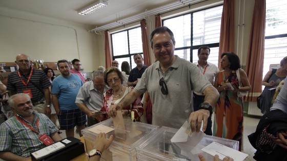 Juan Espadas ha votado en el CEIP Calvo Sotelo