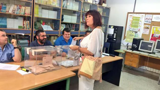 Micaela Navatroo vota en el Colegio Félix Rodríguez de la Fuente, en Andújar (Jaén)