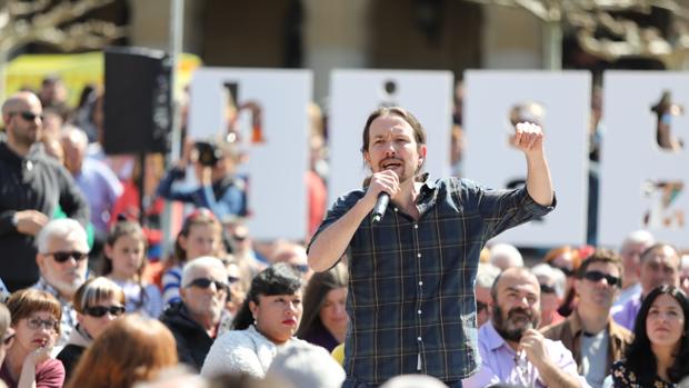 El secretario general de Podemos, Pablo Iglesias, participa en un encuentro con la militancia en Pamplona