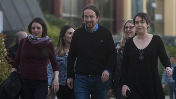 Pablo Iglesias, llegando al madrileño Teatro Goya