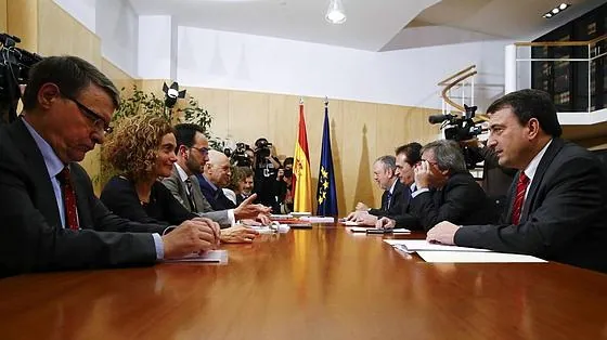 La imagen del encuentro entre los equipos negociadores de PSOE y PNV
