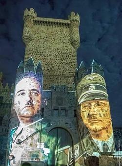 Las imágenes de Franco y Himmler sobre la fachada del castillo