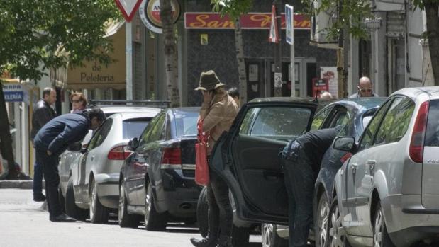 Conductores preparados para iniciar el viaje hacia la Cañada Real, aparcados en la calle Embajadores