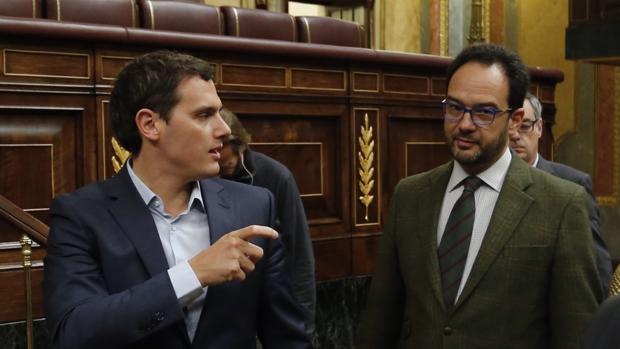 Albert Rivera conversa con Antonio Hernando en el Congreso de los Diputados