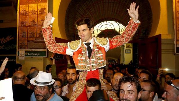 Rubén Pinar, saliendo a hombros de la plaza de toros de Albacete el 17 de septiembre
