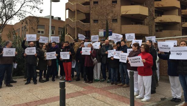 Trabajadores de la residencia de mayores avenida de Barber, en Toledo, se concentraron este viernes