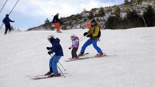 Varios esquiadores descienden por una de las pistas de La Pinilla