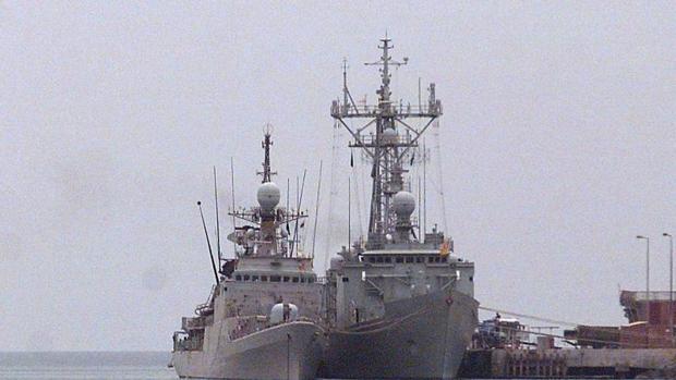 La corbeta infanta Cristina (i) junto a la fragata Victoria