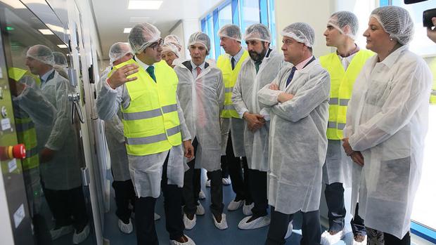 García-Page durante su visita a la pplanta farmacéutica del Grupo Chemo «Universal Farma»