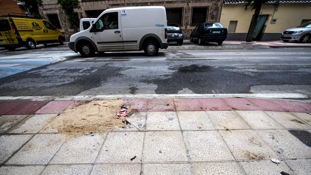 Un montón de arena tapa el hueco de la farola en la que se estrelló el coche