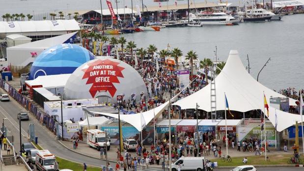 Zona Volvo en el puerto de Alicante, con público en los días previos a la salida de la prueba de vela