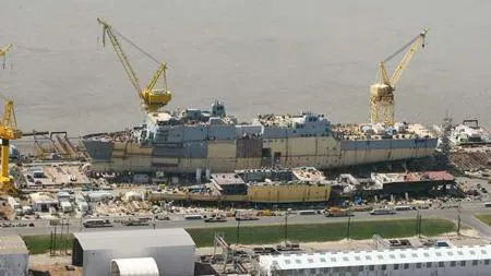 Plataforma en seco con un buque sobre los astilleros de Nueva Orleans